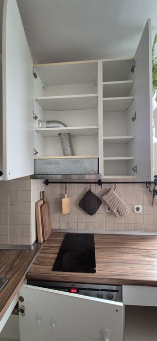 Кухня с мивка , котлони и аспиратор