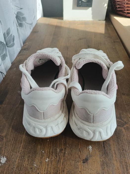 Продам кроссовки б/у xtep