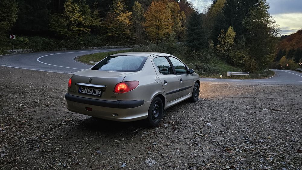 Vând s-au schmb peugeot 206