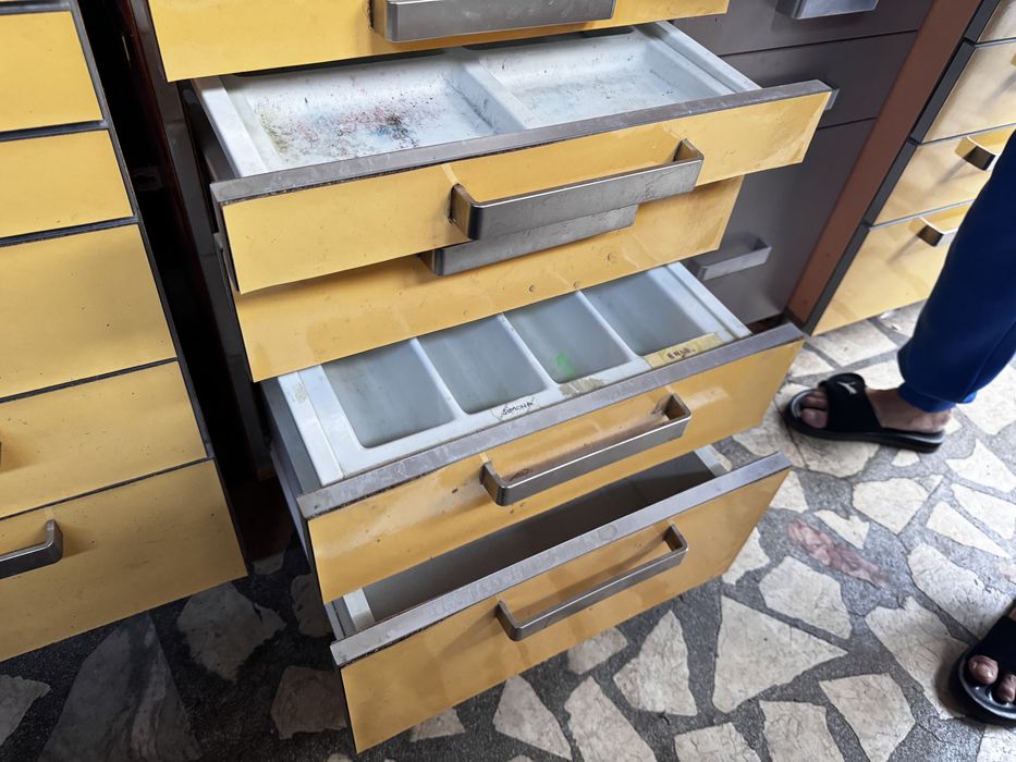 Rafturi , birouri tip banc de lucru , sertare , noptiere