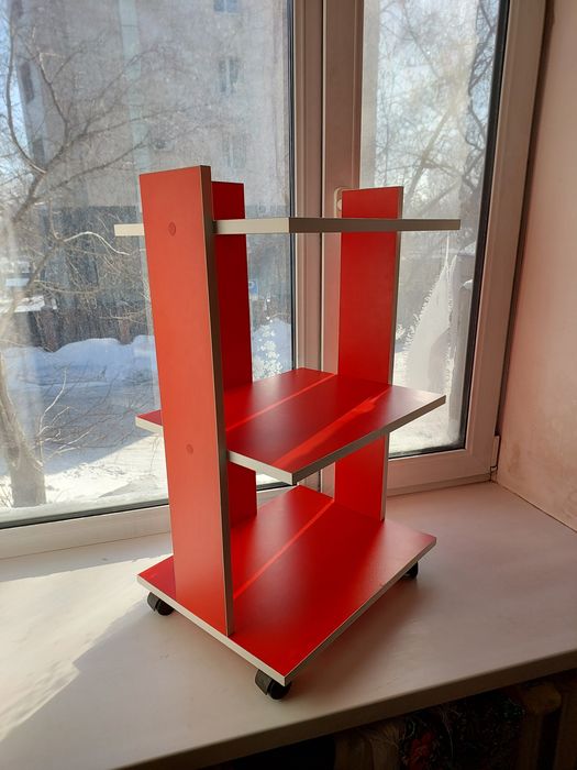 Продаётся: Зеркало, Кушетка, Этажерка.