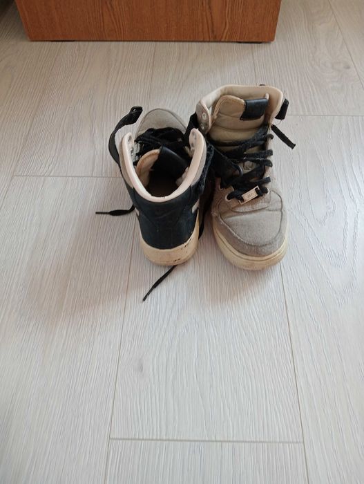 Vând papuci nike și pantaloni