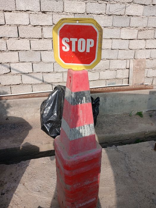 Продаются конусные  дорожные знаки в нормальном состоянии