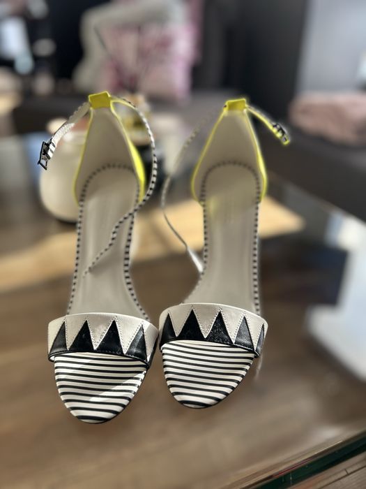 Сандали на висок ток