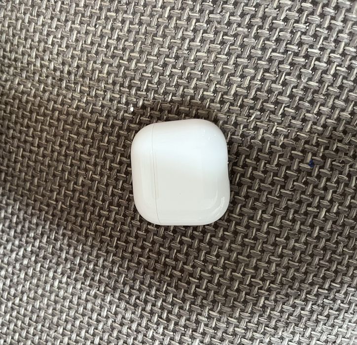 Оригинальный кейс от наушников Airpods 4