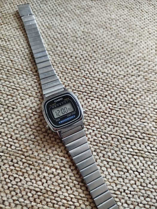Ceas Casio LA670WA cu alarma cronometru dată Functional