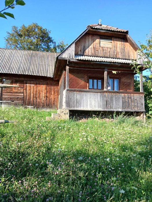 Teren agricol cu casa de lemn