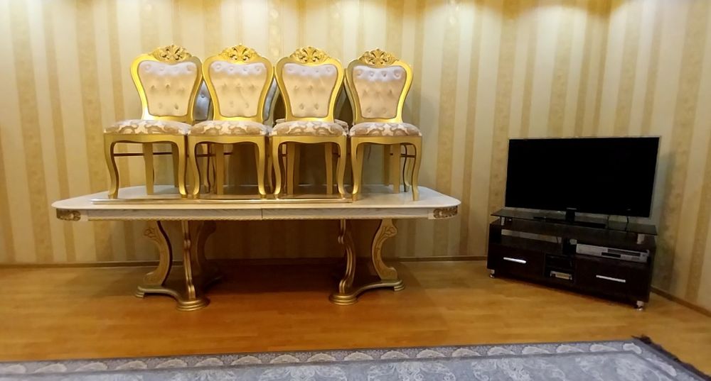 Продаются стол со стульями.