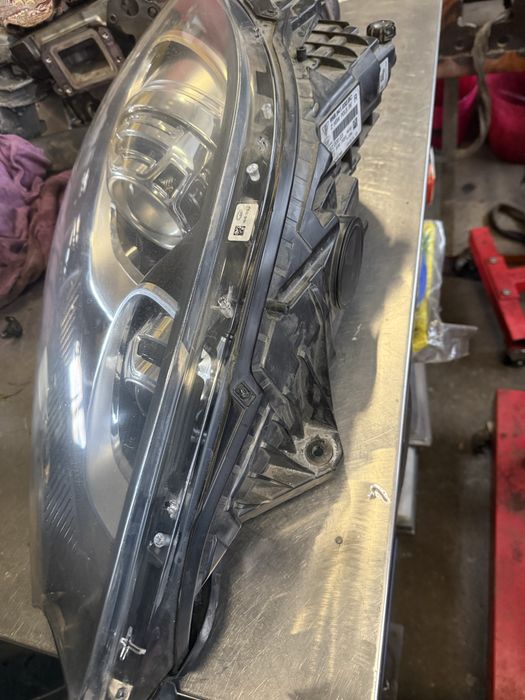 Десен фар Порше Макан