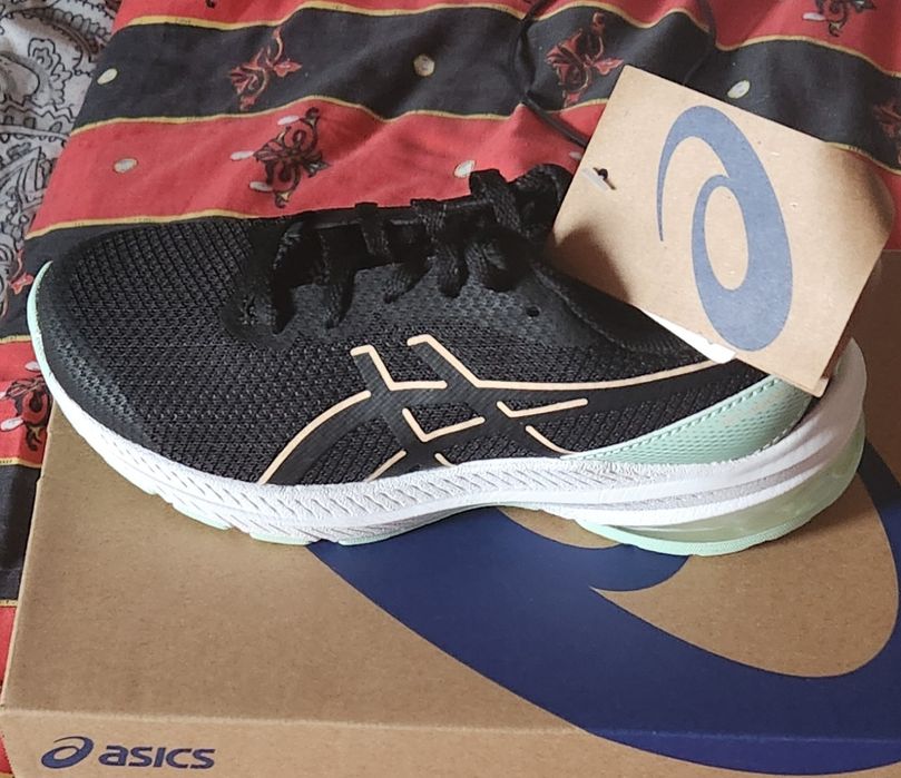 Vand adidasi asics doua marimi 35,5 si negri 35