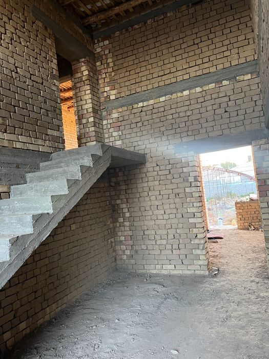 Qibray tumani O'nqo'rg'on mahallasida 4 sotixli uy karobka holatda