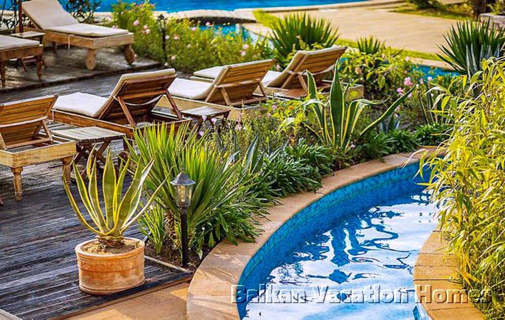 Тристаен апартамент в затворен комплекс до плажа в Обзор