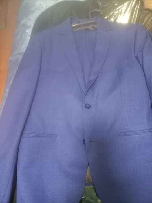 Продам костюмы 1 новый