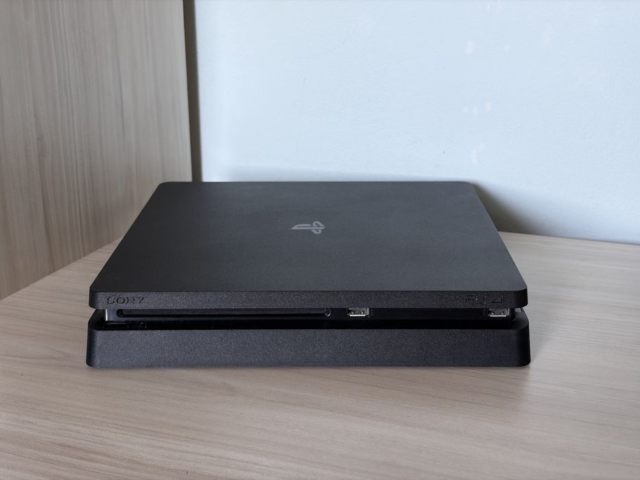 Sony PlayStation 4 Slim 1TB + 2 Джойстика + 6 Игри с книжки и Оригинална Кутия