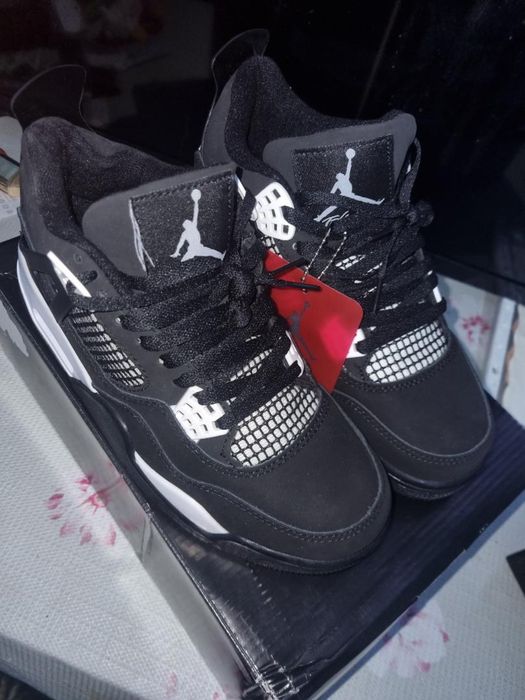 Jordan 4 white thunder