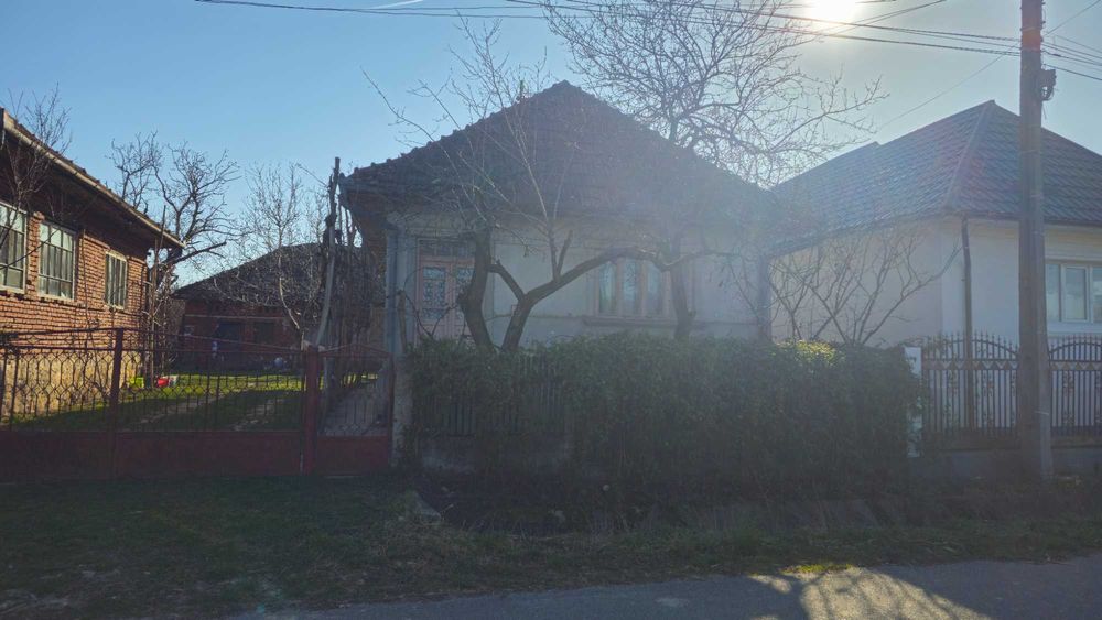 Casa de vanzare, cu suprafa de 85m², din caramida cu 2 intrari separate, curte, gradina si teren arabil de 6700m² in Comuna Napradea, Judetul Salaj