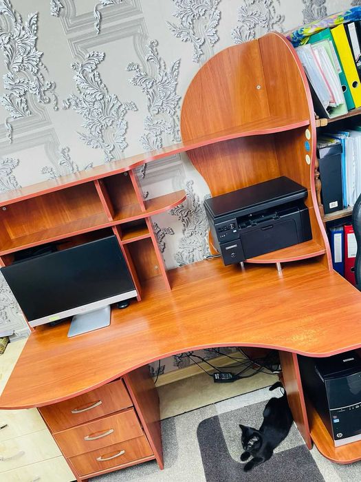 Компьютерный стол в хорошем состоянии