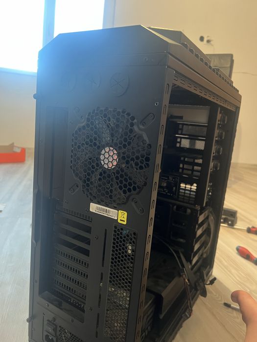 Vand carcasa asus tuf inside , aceasta are 4 coolere