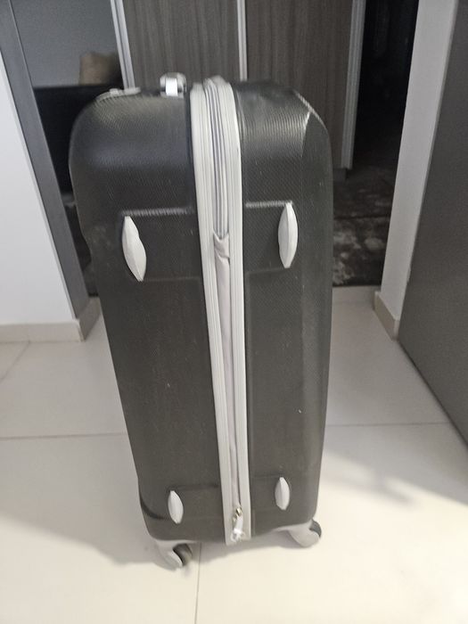 Geamantan negru de dimensiune medie