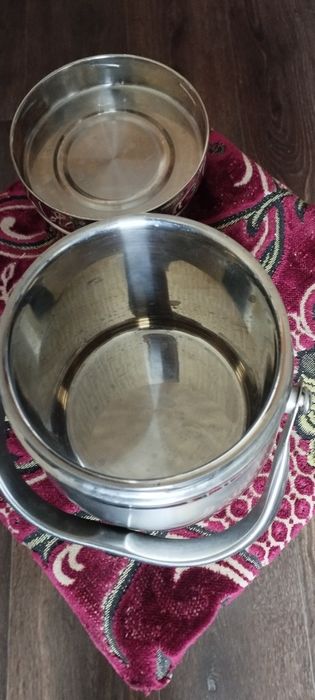 Термос для еды из нержавеющей стали.