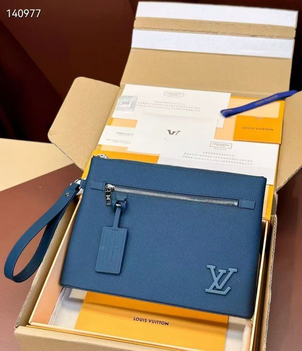 Чанта Louis Vuitton Takeoff Pouch
