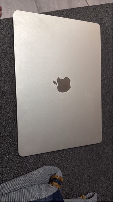 Vând MacBook Air M3 13” (2024) – 8 GB RAM / 256 GB SSD – Impecabil