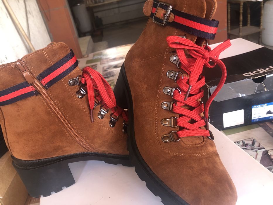 Велурени модерни високи боти имат и кафеви вразки!