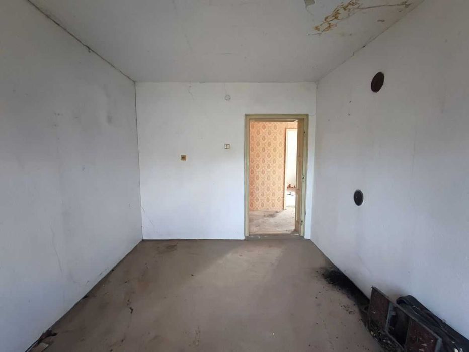 Къща с двор в с. Морава, общ. Свищов