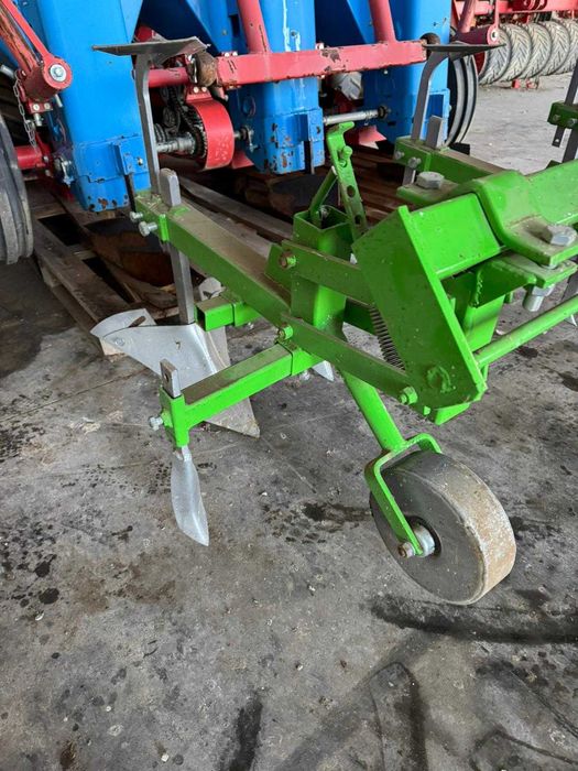 masina plantat  cartofi + plug biloane cartofi