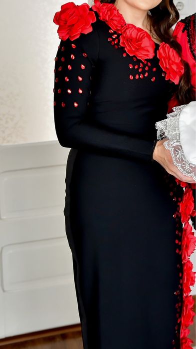 Rochie neagra cu trandafiri rosii si pietre