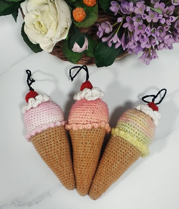Вязаные брелочки сладостей или фруктов.