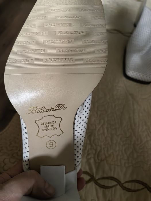 Шлепки новые на каблуке