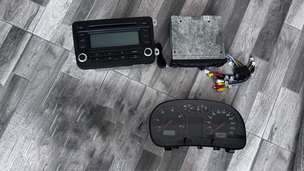 Ceasuri bord vw golf 4(2 buc)Cd player(2 buc)