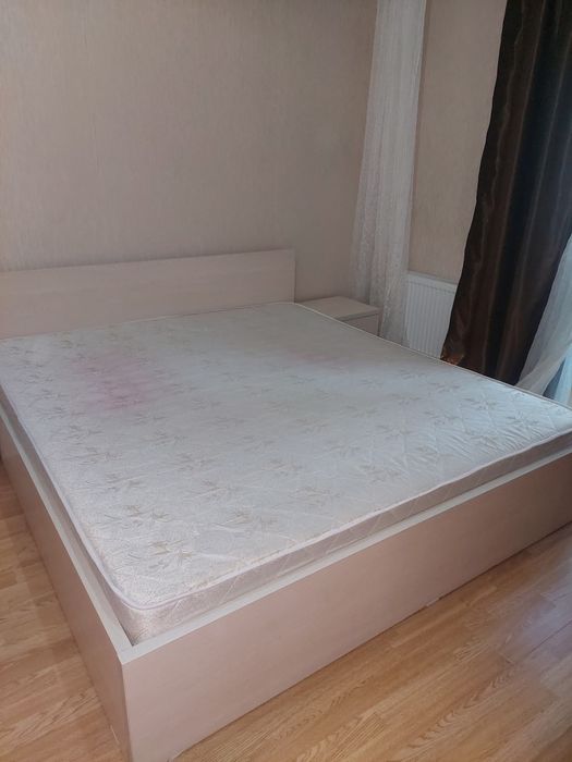 Кровать, тумбочки, стол+ зеркало