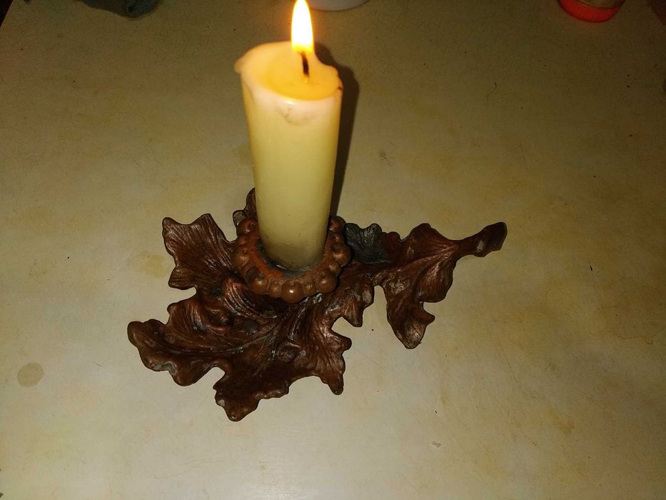 Подсвечники разные.