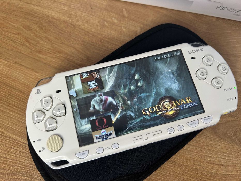 PSP 2000 Ceramic White în cutie — Slim and Lite, modată