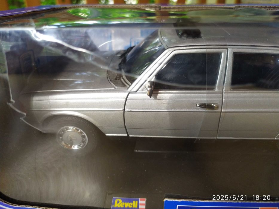 1:18 Метален модел на Mercedes Benz 230 E W123 Revell