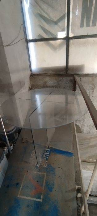 Продам стеклянный стол