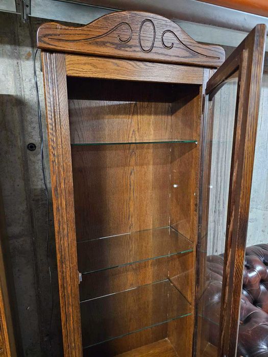 Елегантна витрина с осветление в стил Рустик