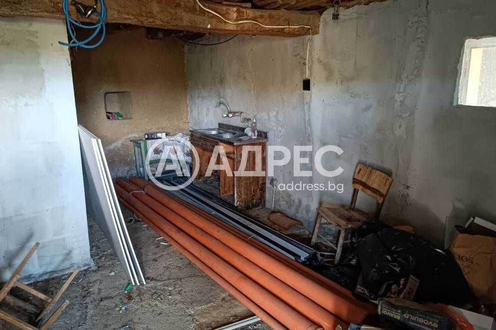 Къща на два етажа в с. Топчии