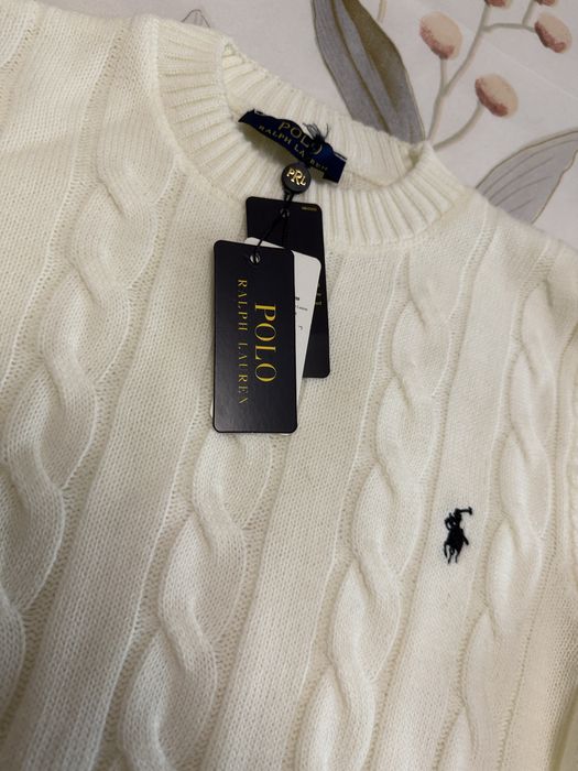 Бял пуловер на Polo