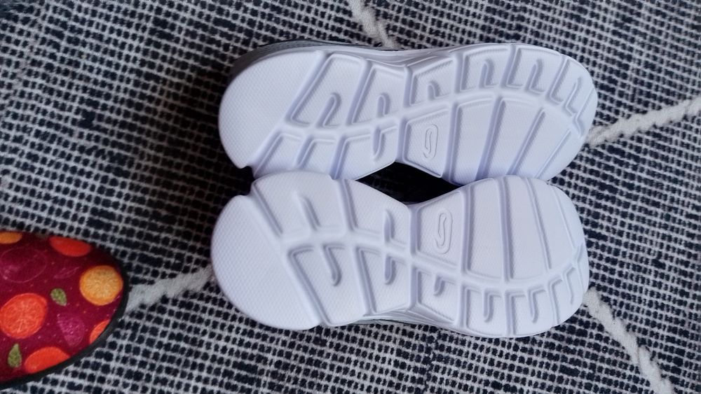 Чисто нови спортни обувки за джогинг