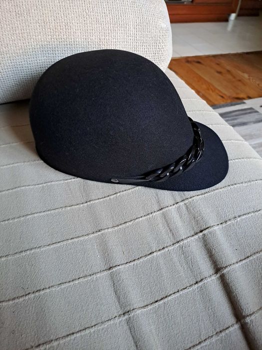 Продавам нова филцова шапка с козирка