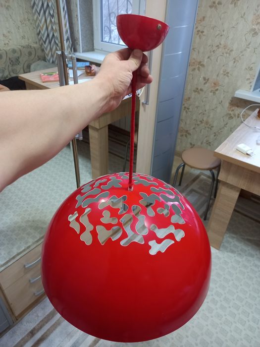 Продам  красную люстру