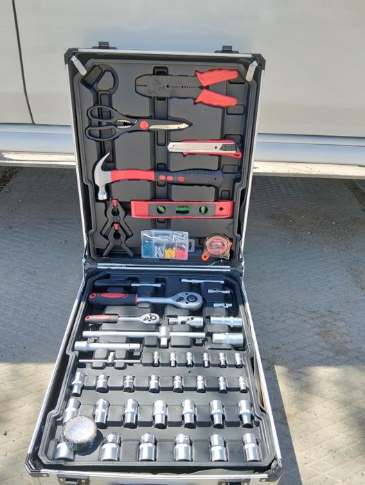 Продам чемодан-набор инструментов