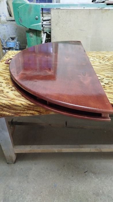 Стол диаметр 148 см.