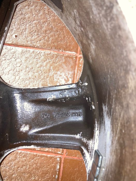 Гуми с алуминиеви джанти 2 броя зимни гуми нови и 2 броя сезонни стари