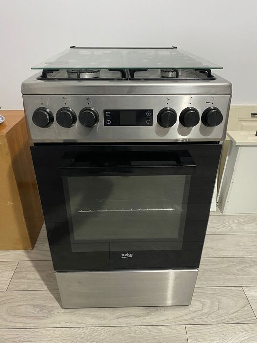 Vând aragaz cu cuptor electric,4 arzător,gaz/grill