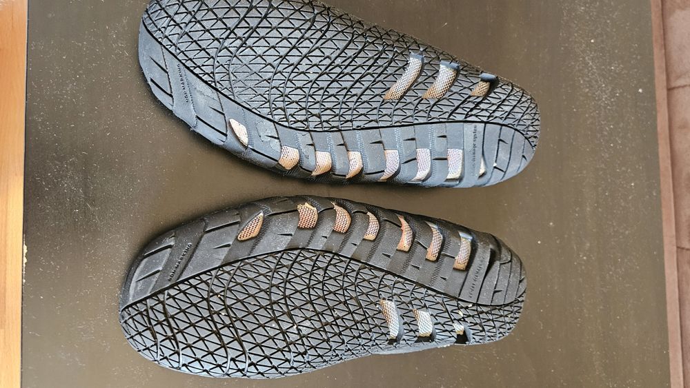 Няколко чифта мъжки обувки номер 42