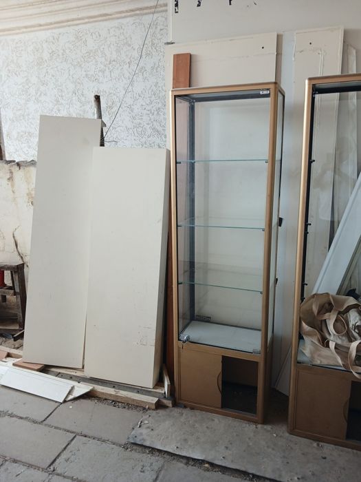 Продаётся шкаф витринный